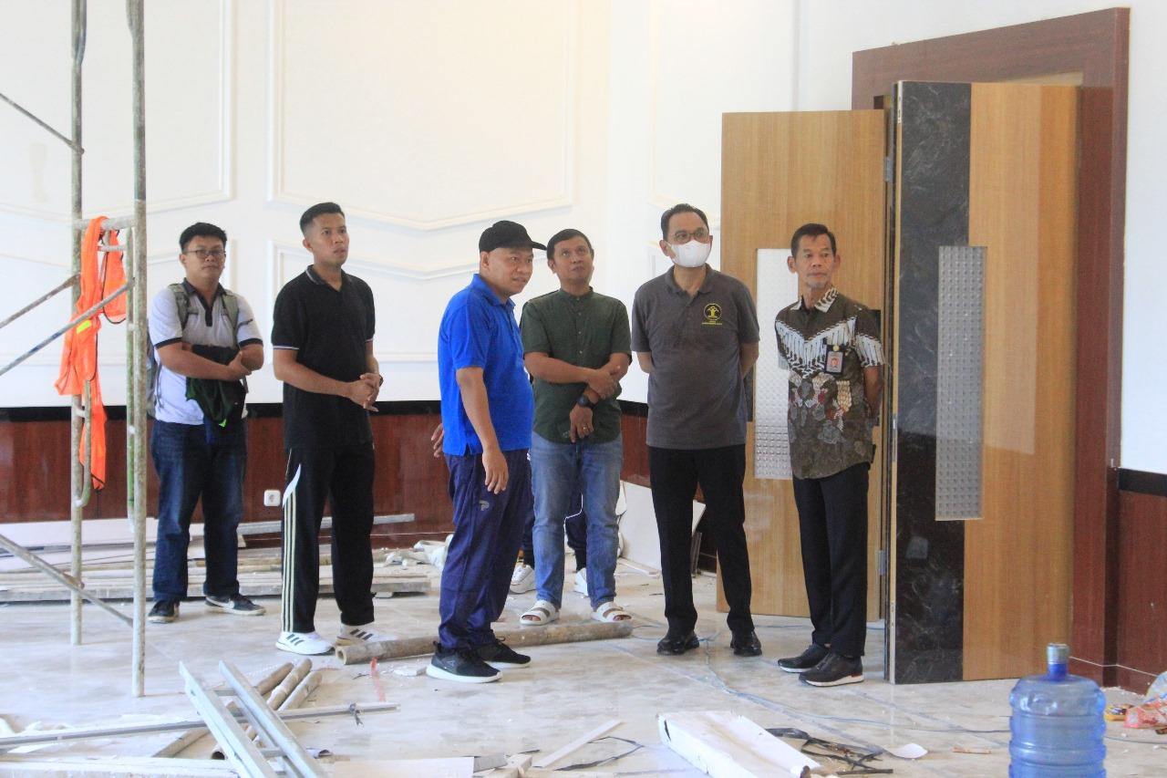 Pastikan Selesai Tepat Waktu, Kakanwil Tinjau Progres Renovasi Atap Dan Plafon Gedung Kantor Imigrasi Mamuju